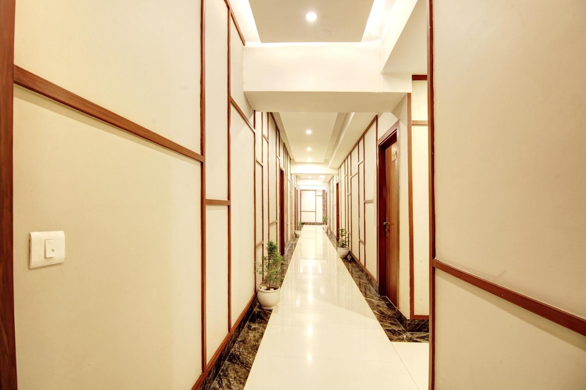 Marks Hotel & Banquet Noida Buitenkant foto