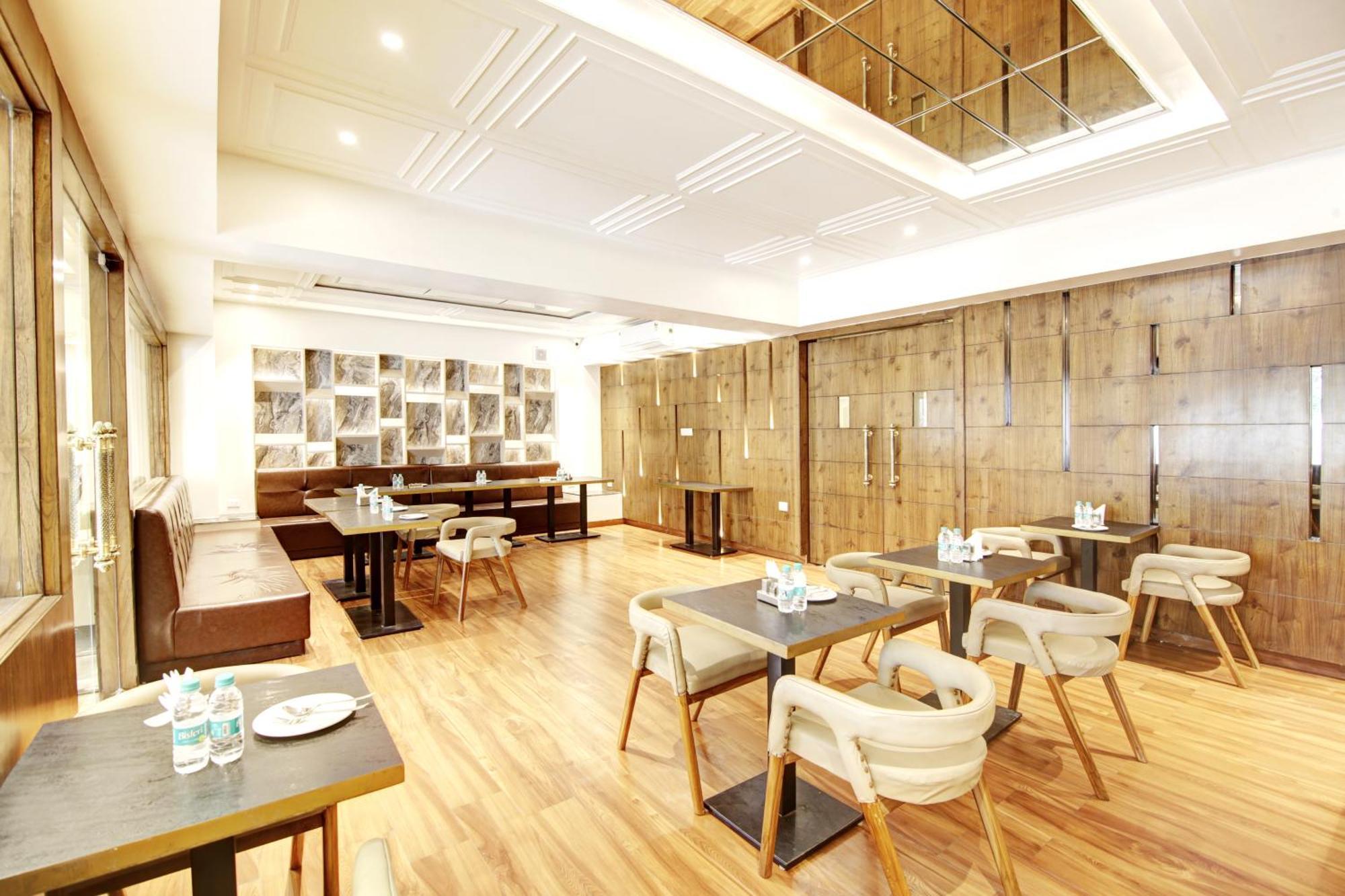 Marks Hotel & Banquet Noida Buitenkant foto