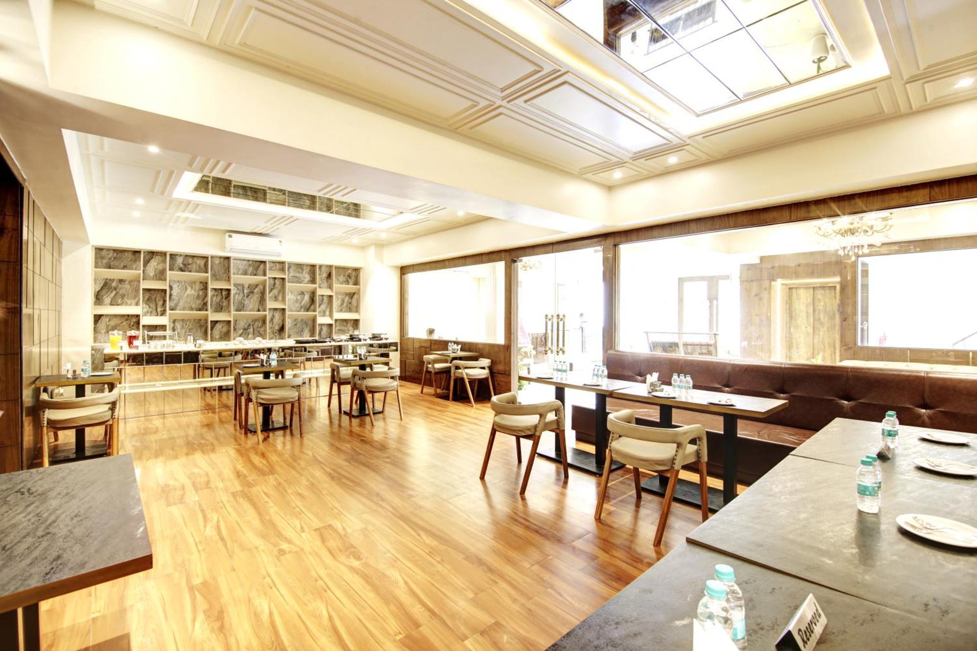 Marks Hotel & Banquet Noida Buitenkant foto