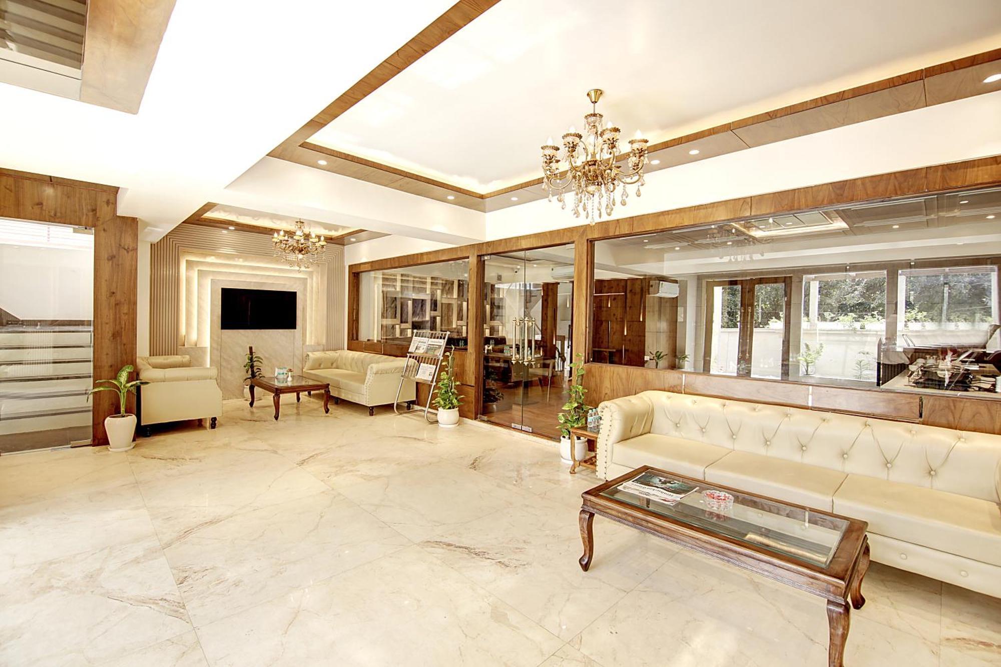 Marks Hotel & Banquet Noida Buitenkant foto